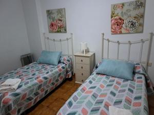 扎哈拉La Gonzala的一间卧室配有两张床和一个带床头柜的梳妆台。
