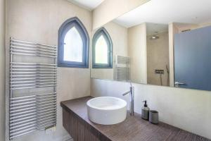 马赛Small private house 4P1BR - Marseille 8th的一间带水槽和镜子的浴室