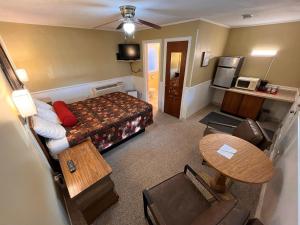 Honor荣耀汽车旅馆的小型酒店客房配有一张床和一张桌子
