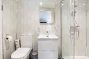 布兰德福德福鲁姆The Secret, Stylish & Spacious En Suite in Blandford Forum, Dorset的浴室配有卫生间、盥洗盆和淋浴。