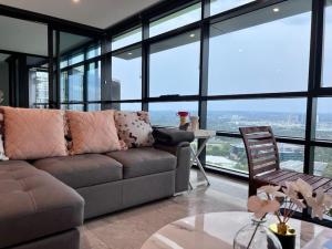 悉尼High Level Fabulous View 4Beds APT in Olympic Park的客厅配有沙发和桌子