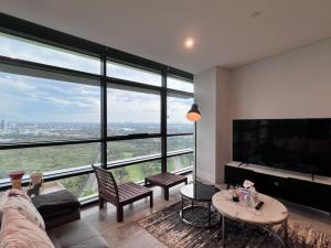 悉尼High Level Fabulous View 4Beds APT in Olympic Park的客厅设有带大窗户的大房间