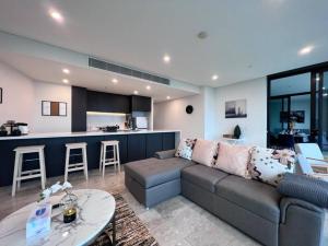 悉尼High Level Fabulous View 4Beds APT in Olympic Park的带沙发的客厅和厨房