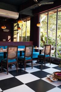 阿格拉Ekaa Villa near Taj Mahal的一间带椅子和 ⁇ 板的餐厅