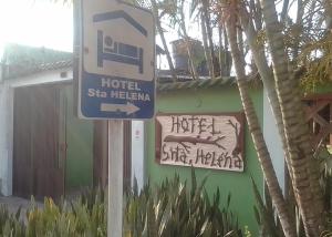 莱蒂西亚Hotel Santa Helena的建筑旁酒店标志