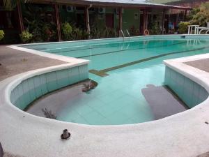 莱蒂西亚Hotel Santa Helena的周围设有蓝色瓷砖的大型游泳池