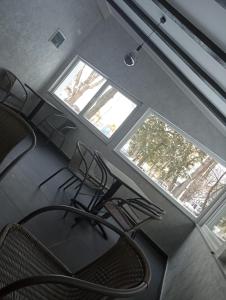 勒德乌齐Cataleya Caffee的一间办公室,房间设有两扇窗户和一把椅子
