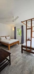 吉汶瓦Sipano Beach Lodge Kiwengwa的一间卧室设有两张双层床和一张桌子
