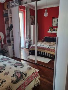 蒙特卡罗Milo's house的红色卧室设有两张床和镜子