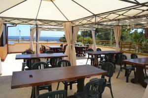 圣凯撒利亚温泉Hotel Le Macine的帐篷下设有桌椅的餐厅