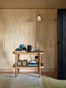 巴斯Bay House Studio的木墙客房内的桌子