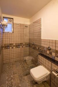 马尔冈Coastal Pearl Hotel Margao Railway Station的瓷砖浴室设有卫生间和水槽