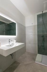 阿尔巴塔克斯Sa Pasadina的白色的浴室设有水槽和淋浴。