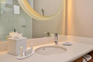 尔湾欧文韦恩机场/奥兰治春季山丘套房酒店的一间带水槽和镜子的浴室