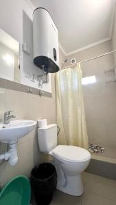 科布列韦Ассоль的一间带卫生间和水槽的浴室