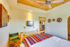 特灵瓜Vibrant Terlingua Vacation Rental Near Big Bend!的一间卧室配有一张床和吊扇