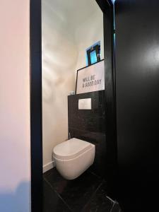 纽南The coffee Corner Nuenen/Eindhoven的浴室设有白色的卫生间和标志