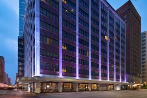 休斯顿AC Hotel by Marriott Houston Downtown的城市的紫色建筑