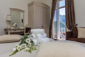 梅利德里维埃拉酒店 的酒店客房配有一张带毛巾的床和一张书桌