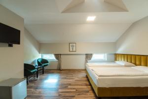 百乐费利克斯HOTEL VITAL的一间带大床和电视的卧室