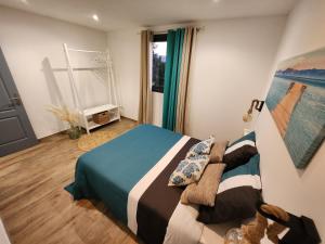 Le LambertAu Doux Refuge 2的一间卧室设有一张床和一个窗口