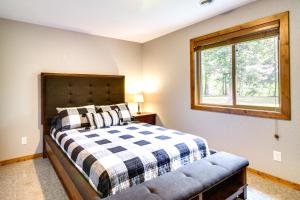 MerrifieldMerrifield Vacation Rental with Dock and River Access的一间卧室设有一张床和一个窗口
