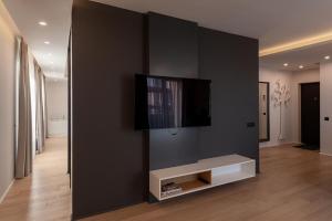 克卢日-纳波卡Sauna&Jacuzzi Apartment的客厅设有壁挂式平面电视。