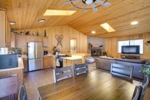 大熊湖Rustic Big Bear Lake Cabin Retreat Near Skiing!的一间铺有木地板的大厨房和吊扇