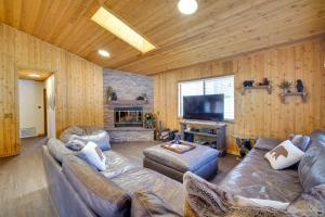 大熊湖Rustic Big Bear Lake Cabin Retreat Near Skiing!的客厅配有两张沙发和一台电视