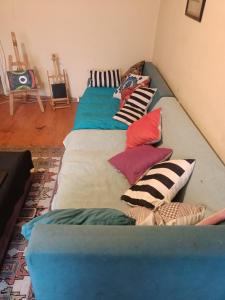 伊兹密尔ZULA HOUSE的客房内的大沙发上配有枕头