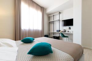 MonastirLa Locanda d'Oro的一间卧室配有一张带两个枕头的床