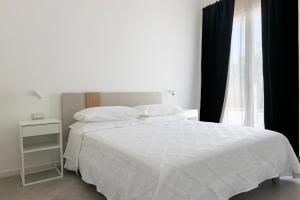 阿尔巴塔克斯Sa Pasadina的卧室配有白色的床和窗户。