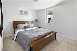 丹佛House of Vibes - Dog Friendly的一间白色客房内配有一张大床的卧室