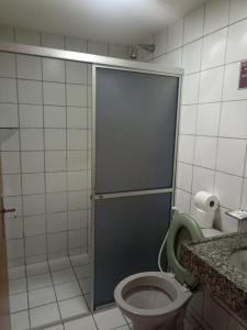 福塔莱萨博里斯公寓酒店 的设有带卫生间和淋浴门的浴室