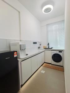 山打根Super Comfort 2R2B Luxury Seaview Sandakan的厨房配有黑色冰箱和洗碗机。