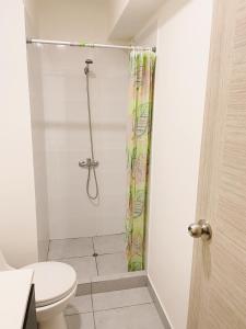 利马Habitación privada con hermosa vista de Barranco的带淋浴和卫生间的浴室