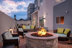 MiddletownFairfield Inn & Suites by Marriott Harrisburg International Airport的酒店庭院的火坑