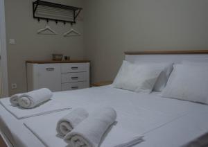 斯科普里DIAMOND OF SKOPJE JB的卧室配有白色床和毛巾