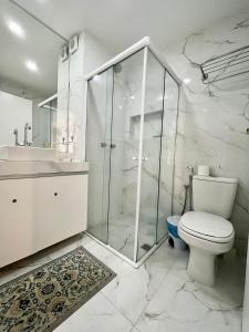 纳塔尔Apart Ponta Negra Beach Natal -Lovely Flat的白色的浴室设有卫生间和淋浴。