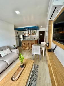 纳塔尔Apart Ponta Negra Beach Natal -Lovely Flat的客厅配有沙发和桌子