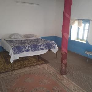 KhamliyaCafe Restaurant Etto的一间卧室设有一张床和一个窗口