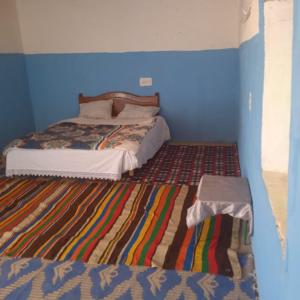 KhamliyaCafe Restaurant Etto的一间卧室配有一张蓝色墙壁的床