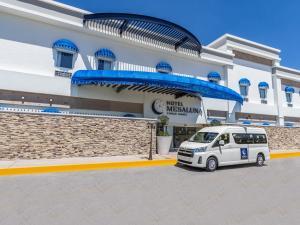 华雷斯城Hotel Mesaluna Short & Long Stay的停在大楼前的白色货车