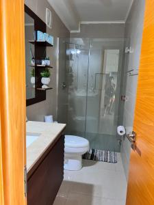 圣卡洛斯Acogedor apartamento de playa en Casamar para 4的一间带卫生间和玻璃淋浴间的浴室