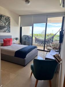 圣卡洛斯Acogedor apartamento de playa en Casamar para 4的一间卧室配有一张床、一张桌子和一把椅子