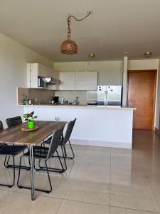 圣卡洛斯Acogedor apartamento de playa en Casamar para 4的厨房以及带桌椅的用餐室。