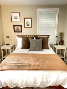 PenfieldCozy Cottage Convenience的一间卧室配有一张大床和两张桌子