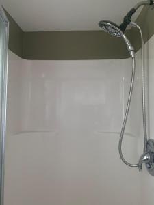 PenfieldCozy Cottage Convenience的浴室的墙上设有淋浴头