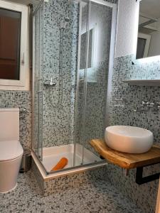 洛伊克巴德Haus Atlantic Leukerbad的带淋浴、盥洗盆和卫生间的浴室