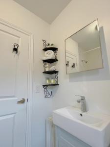 多伦多2B with parking, 10km to Toronto downtown的白色的浴室设有水槽和镜子